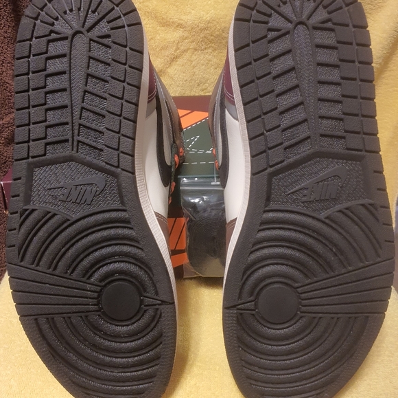 Jordans 1 Retro High OG - Picture 4 of 5